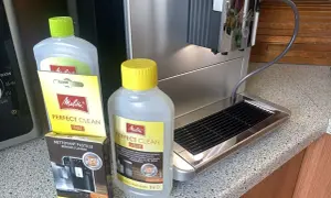 Dwa produkty Melitta Perfect Clean: płyn i tabletki do czyszczenia ekspresu. Zapewnią idealną czystość i konserwację.