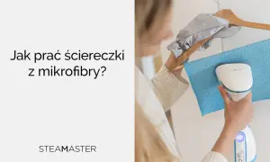 Jak prać ściereczki z mikrofibry? Kobieta używa parownicy Steamaster do odświeżenia niebieskiej ściereczki z mikrofibry wiszącej na wieszaku.