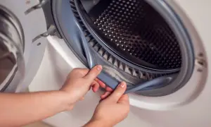 Ile pranie może leżeć w pralce, aby uniknąć pleśni i zapachu?