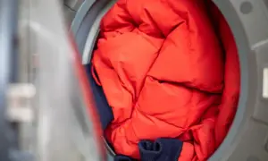 W jakiej temperaturze prać kurtkę puchową, aby jej nie zniszczyć?