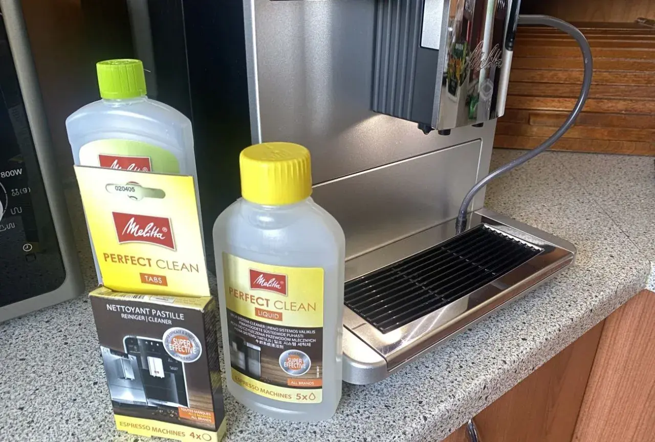 Dwa produkty Melitta Perfect Clean: płyn i tabletki do czyszczenia ekspresu. Zapewnią idealną czystość i konserwację.