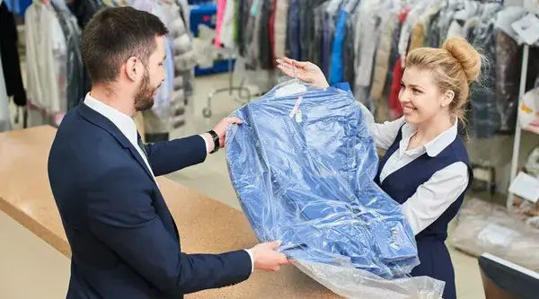 Zdjęcie Na czym polega pranie chemiczne i jakie ma zalety dla tkanin?